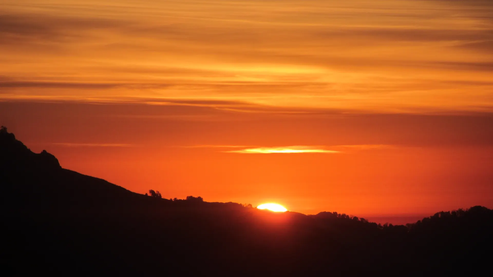 Sunrise over the Dhaulagiri and Annapurna range seen from Poon Hill